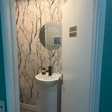 Private 1 Near Southmead Hospital Гостевой дом Бристоль